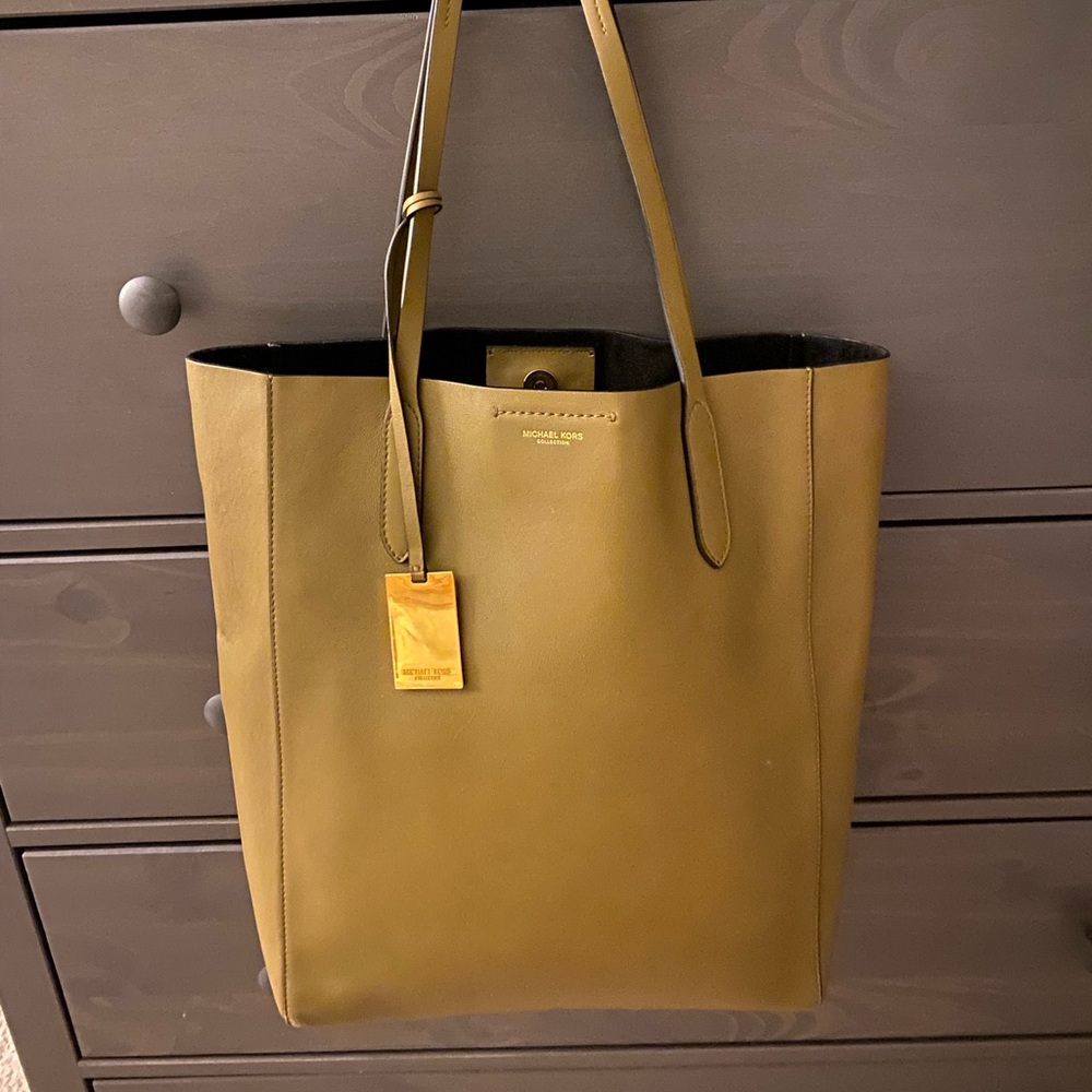 Green Michael Kors collection bag